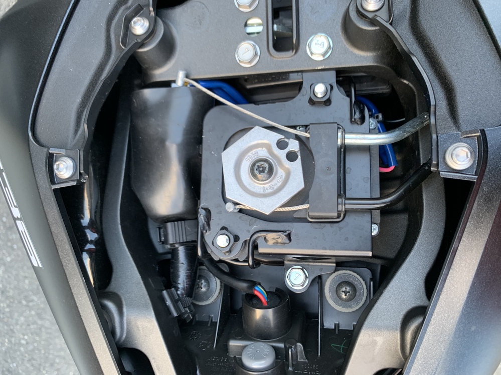 zx6rについてです。排気デバイスのワイヤーを撤去した状態だと、お店は