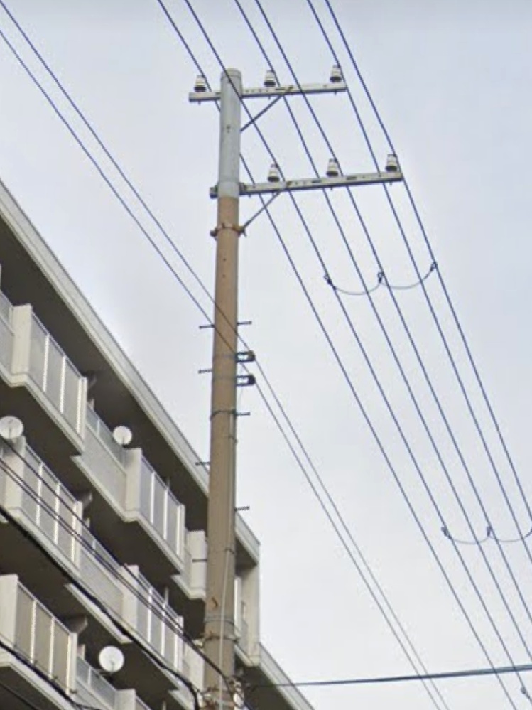 電柱について質問です電柱の高圧線は三相交流で３つ電線がありますが 