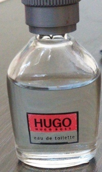 【香水】この香水は廃盤ですか？

写真をご覧ください。

HUGOの香水になりますが、

たしか5ミリの小さいサイズで

しかも古いようです。 今も同じ瓶で販売されているのでしょうか？

それとも、パッケージ、瓶の形状

変わってしまったのでしょうか？

回答よろしくお願いします。