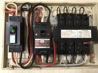 家の分電盤の元のブレーカーって2ついるんでしょうか?うちの家は写真の  