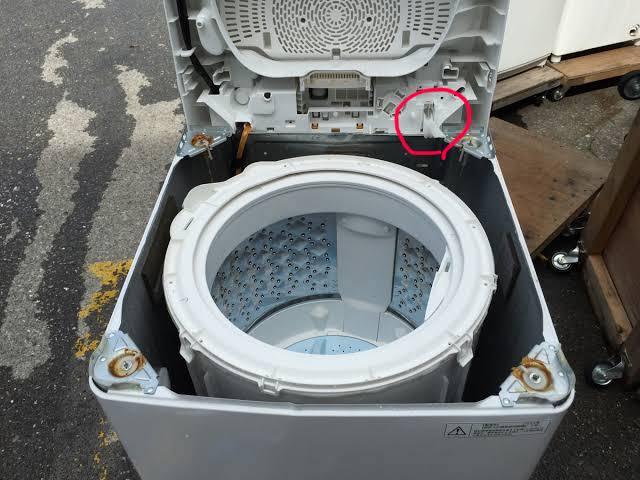 洗濯機を分解し掃除を行ったところ、途中で写真の赤丸部分の棒を折って