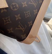 昨年11月に購入したばかりのヴィトンのバッグのヌメ革部分に手指  