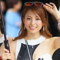 おぎやはぎの愛車遍歴 のオープニングでフラッグを振っている女の子は誰で Yahoo 知恵袋