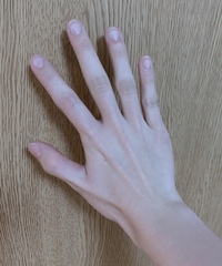 男性の手に見えますか 女性の手に見えますか 形があまり綺麗でなく歪であま Yahoo 知恵袋