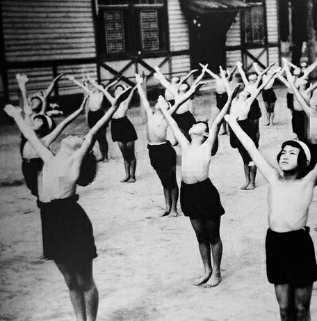 昭和 小学生 上裸 戦時中の有名な写真です。新潟県の市之瀬国民学校の授業風景を ...