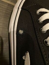 このようにスニーカーに穴が空いてしまったのですが どうにか誤魔化す方法は Yahoo 知恵袋