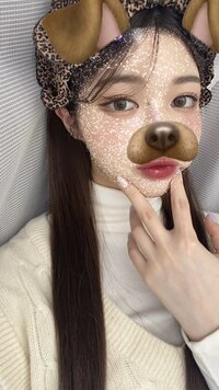 写真にあるような顔全体に白いキラキラがあるスタンプはsnowやtiktok Yahoo 知恵袋