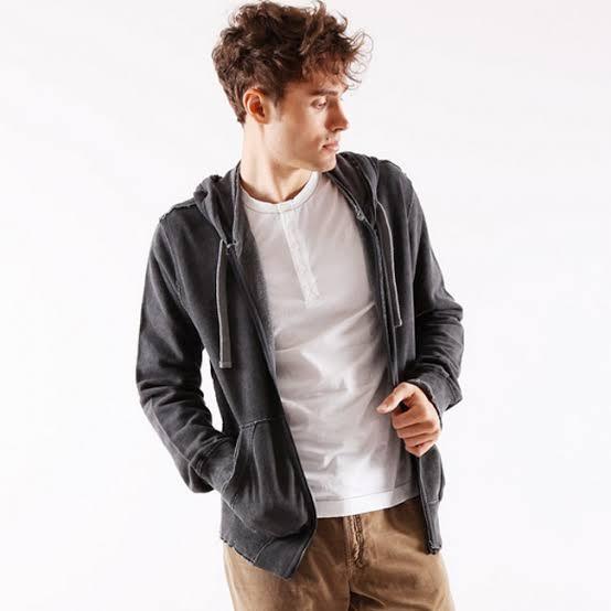 Tシャツの上にパーカー チャックのついたフード付きの服 を着 Yahoo 知恵袋