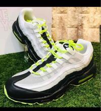 この配色のエアマックス95って子供っぽいですか Yahoo 知恵袋