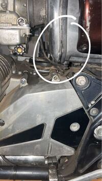 エンジンをかけたらこの部分からガソリンが盛れてきました 原因わかる方教え Yahoo 知恵袋