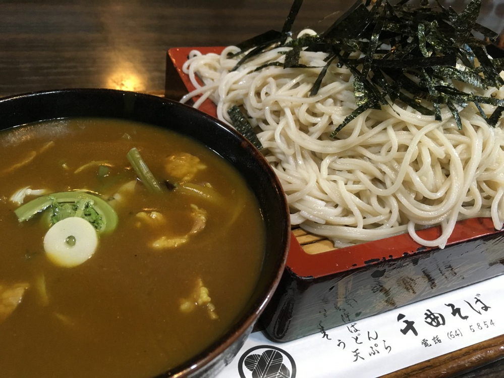 皆さんはざるそばを食べる時は そばの味と香りを堪能するために やはり一気に啜り上げて食べますか？ 江戸っ子曰く 蕎麦は食うのではなく手繰るモノ 具体的にはどうするかと言うと、右手の箸と左手の猪口を交互に持ち上げ、リズミカルに手繰りながら蕎麦を吸い込むように食べるのです。 江戸っ子の風情ですね 蕎麦とつゆと空気の三者が口の中に勢い良く入ってくることで蕎麦の香りは倍増します。 蕎麦は勢いよく啜...