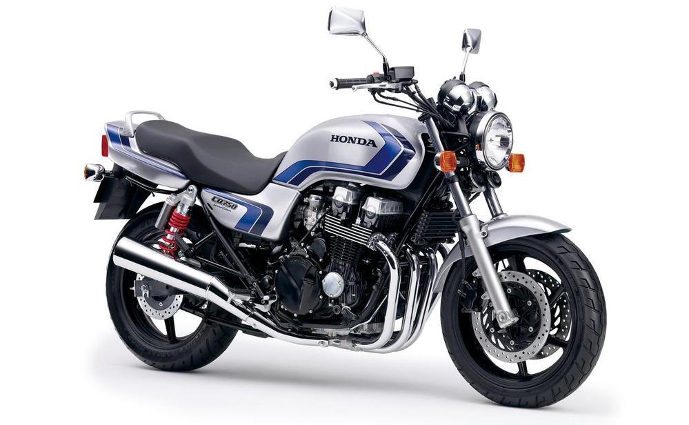 かつて教習車でも散々知られたCB750（RC42）に跨り、ごく
