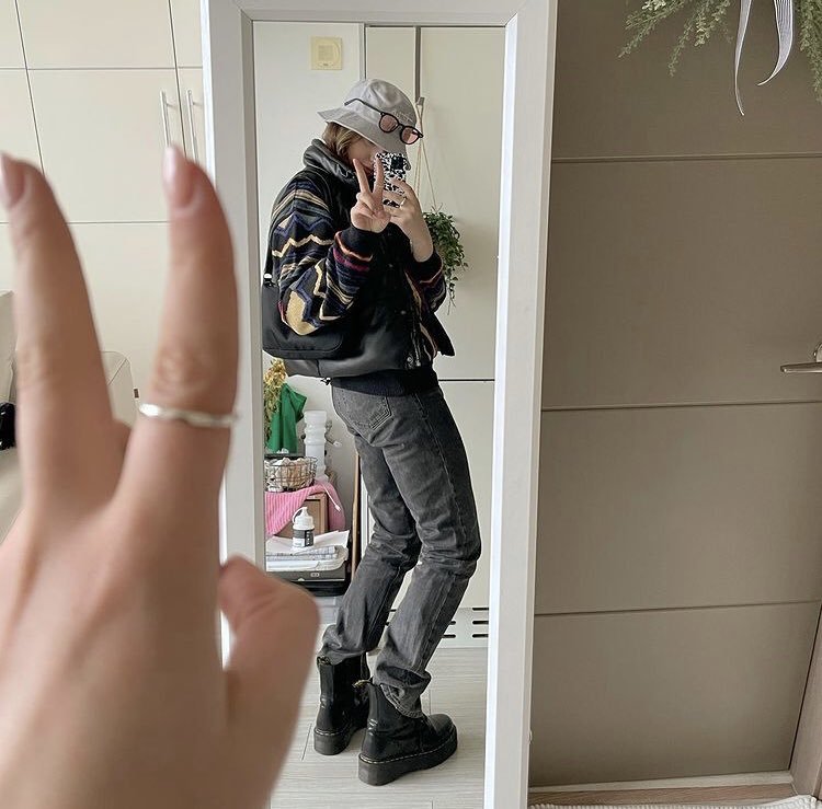 最近少しテテの指輪が話題になってますよね このアンジェリーナさんという人 Yahoo 知恵袋