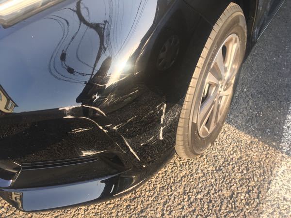 貰い事故の修理依頼先について。 昨晩家の駐車場に駐車(こちらは乗っていない状況)でお隣さんにぶつけられました。 警察の処理は昨日中に終わっています。 乗っている車がホンダフリードなんですが、購入先はホンダでは無く、街の車屋さん？で新車購入で2月に納車させてます。 修理について、この場合購入先に依頼するべきですか？もしくはホンダに持っていけば良いですか？ あと見づらいですがこの程度の傷でバン...