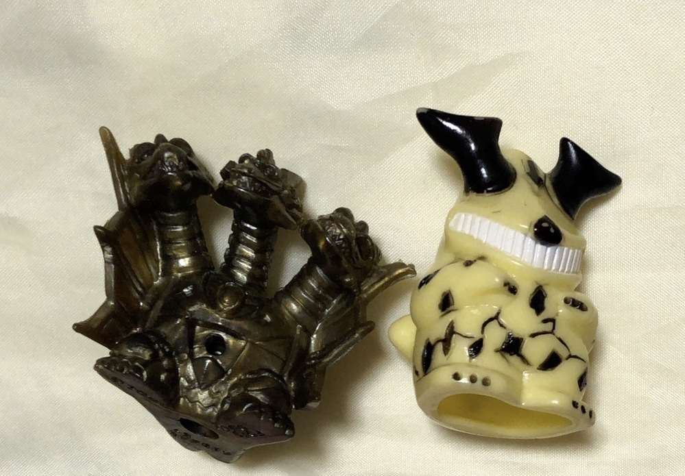 写真の怪獣のお名前を教えて下さい。 片方はウルトラマンだと思いますが、もう一つは作品名も分からずにおります。 宜しくお願い致します。