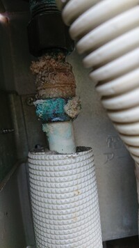 三菱エコキュート 水漏れ写真の一番左側から水漏れしてます これは配管緩めて同じパ 教えて 住まいの先生 Yahoo 不動産
