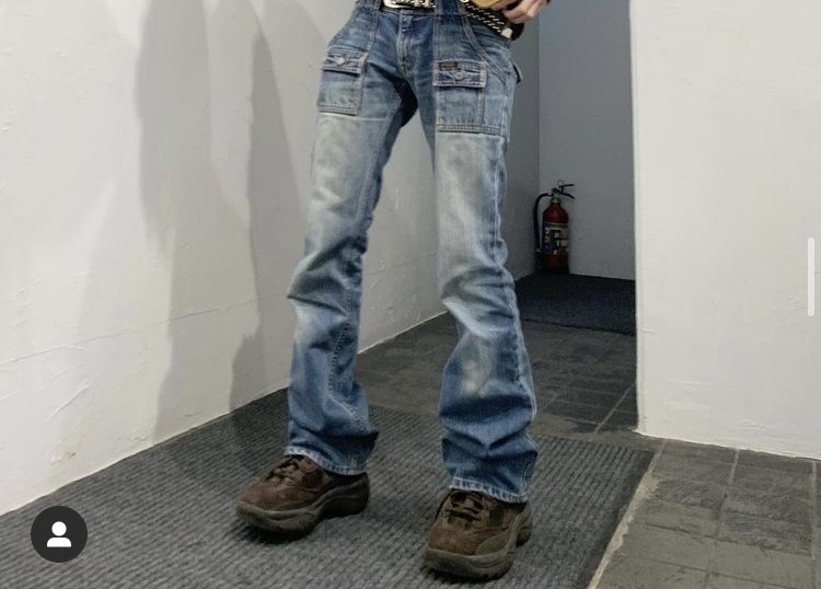 このような膝の部分は細く 足首にかけて太くなるパンツの名前 ま Yahoo 知恵袋