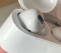 左AirPodsを落としてしまい、ものすごく目立つ傷ができてしまい