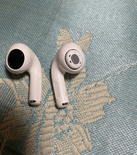AirPods Pro 2 【右側壊れています】 右側のAirPodsproの黒い部品がとれました。これって修理したり
