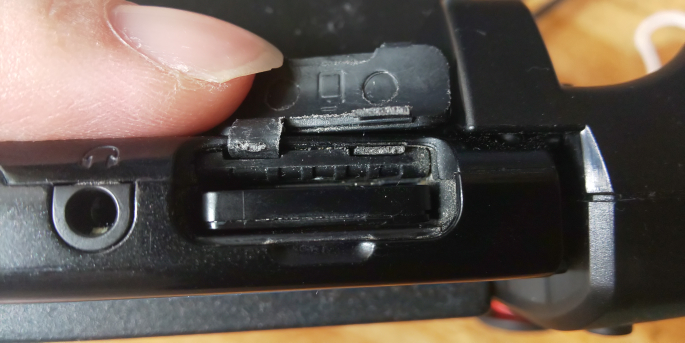 ニンテンドースイッチ本体のゲームカードスロットのカバー破損に