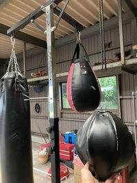 サンドバッグについて こちらの吊るしてある赤と黒の物の名 Yahoo 知恵袋