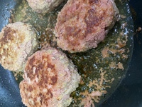 このハンバーグって赤いですよね ｺﾚなら火通ってると思います Yahoo 知恵袋