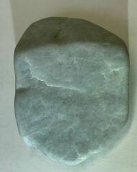 この石は翡翠でしょうか。 糸魚川で拾いました。