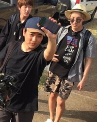 ホソクとジンの前に写ってる人はマネージャーさんですか それとも合成ですか Yahoo 知恵袋
