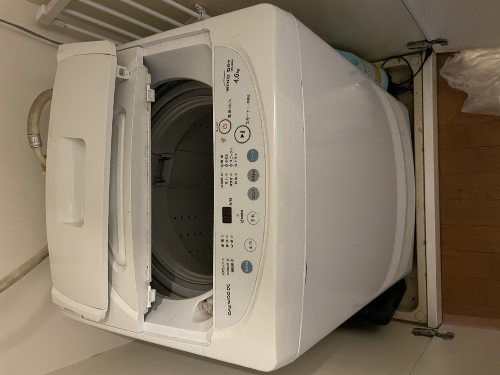 洗濯機の蓋が写真のように外れてしまったのですが自分で直せるでしょ 