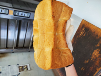 パンに詳しい方に聞きたいです。 会社でパンを作っているのですが食パンのそこが凹んでしまいました。
なぜこんなになってしまうのでしょうか。
