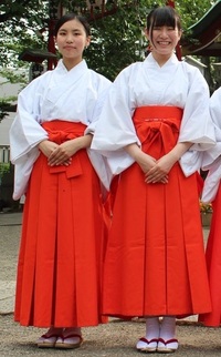 神社で働いてる巫女さんは、スカート(袴)の下に何を穿くの？.神