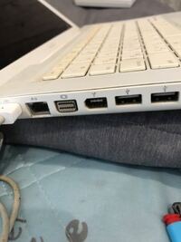 昔のMacBook（画像参照） にhdmiケーブルを刺したいのですが、端子がありません。 どのアダプターを買えば良いですか？

安いヤツでいいので、教えてください！

よろしくお願いします。