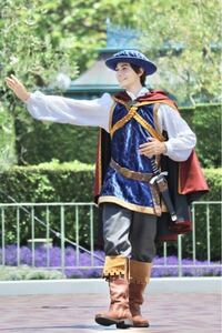 ディズニーのこの衣装の人は誰ですか 白雪姫に登場する王子です プ Yahoo 知恵袋