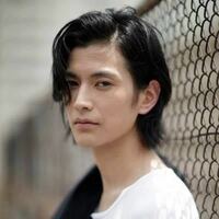 なぜ俳優の渡邊圭祐さんは前髪作らないのですか ずっと長髪 Yahoo 知恵袋