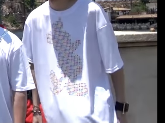 質問なのですが キヨさんがこのディズニーランドの動画で着ている Yahoo 知恵袋