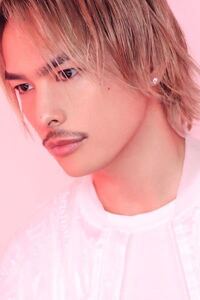 この三代目の今市隆二さんの髪色って何色か分かりますか 背景の色のせ Yahoo 知恵袋