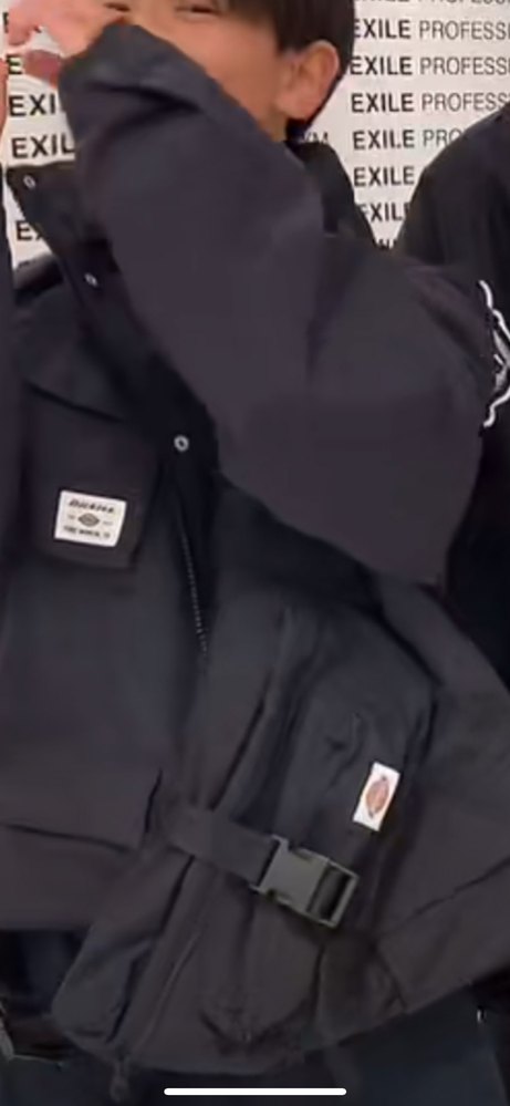ロゴがぼやけてて特定できないのですが、こちらのブランド2つわかる方いませんか？ ジャケットとバッグのブランドです。