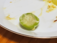 キルフェボンのフルーツタルトに乗っているこの黄緑のフルーツがなんなのか分かんないんですけど分かる方いますか...？マスカットだと思って食べたのですがあんまりマスカットっぽくないんですよね... 食べかけで申 し訳ないです...。