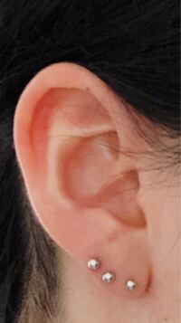3連ピアスにしたかったのですが 何となくバランス悪いですよね Yahoo 知恵袋