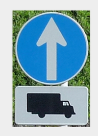 この標識があって道路には何も矢印が書いてなくまた ひし形の右折時に待機す Yahoo 知恵袋