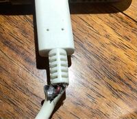 スマホ充電器のケーブルがすぐ壊れるのは普通ですか？ 半年もしないうちに、ケーブルが壊れます。
そんなもんですか？