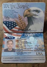 アメリカのパスポートについて
Instagramで知り合った人が送ってきたパスポート写真ですが、これは本物ですか？ 発行日と最終有効日の日付が同じになっていますが、こうゆう場合も有り得るのでしょうか？

また、彼は医師で身分証明書を持っているので、コロナ禍でもどこの国でも行けると言っていますが、本当でしょうか？