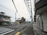 路肩が狭い道路でのロードバイク走行について 茨城県の東海駅周辺の原研通りという道路では路肩が写真のようにかなり狭いです。
この通りをロードバイクで毎日通ってるのですが、歩道を走っていいんでしょうか？
狭い路肩を走ろうとすると路肩と歩道の間に写真のように仕切りがあり、仕切りにペダルが当たると右に転ぶ（自動車側に転ぶ）可能性が高いのでとても怖いです。
白線飛び出て車道を走行するんでしょうか？車の...