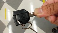 車のメーターのところに車の中に鍵が入ってるマークが点滅しているの 