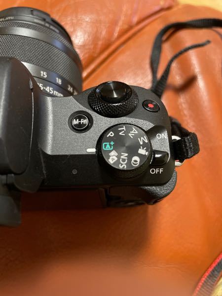 Canon EOS Kiss Mを持っております。 電源ボタンをONにしようとしたら、電源ボタンが動かず(OFFの状態から動かない状態)起動できません。こちらは故障でしょうか？直す方法がございましたら教えてください。