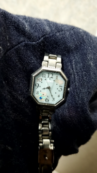 この腕時計のメーカー、型番を知りたいのですが、貰い物の上貰ったのが8年ほど前で、その間に引越しもしたので時計を入れてた箱が見当たらなくなってしまいました。 時計のメーカー・型番を知ってる方いれば教えてください。