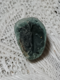 海で拾った石です 外側が薄緑で 中が濃い緑です 何かの鉱物でし Yahoo 知恵袋