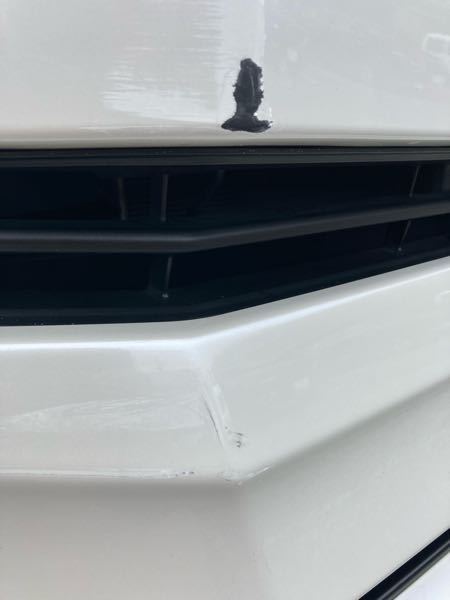 車のフロント部分に見覚えのない傷がありました。 - 塗装もはが 車のフロント部分に見覚えのない傷がありました。 - 塗装もはが