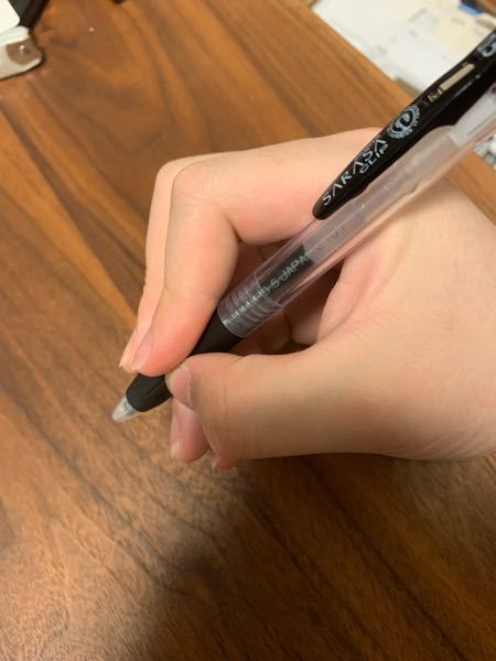 ペンの持ち方って、直した方が絶対綺麗に字を書けるようになりますか 