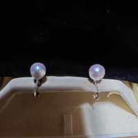 母から貰った冠婚葬祭の真珠のイヤリングです。
少し黒っぽいのですが黒真珠になりますか？
聞くことができないのでどなたか教えてください。
14KWGと刻印されてます。 